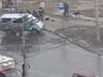 Не встиг спам'ятатися: У Росії чоловік на зупинці провалився під землю (відео)