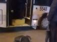 Впав на дорогу і вдарився головою: У Запоріжжі обурені тим, як маршрутник травмував пільговика (відео)