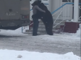 В обіймах з хижаком: На очах у перехожих в Росії чоловік осідлав ведмедя (відео)