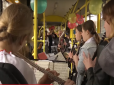 Підняти настрій: Дитячий оркестр у Києві влаштував концерт у тролейбусі (відео)