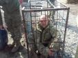 У Харківській області бійця посадили у залізну клітку (фото)