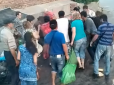 Голодні скрепи: У Росії натовп влаштував тисняву біля смітника з простроченими бургерами (відео)