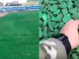 До чемпіонату світу готові: Футбольне поле засипали зеленим камінням (відео)