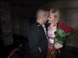 Зворушливе весілля зіграли в Києві боєць АТО і волонтерка (відео)