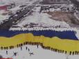 Розміром із футбольне поле: На межі з окупованим Кримом українці розгорнули гігантський прапор України (відео)