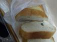 Не для нервових: У Тернополі жінка придбала хліб із... мишею всередині (фото)