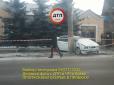 Взуття відлетіло на 20 метрів: У Києві BMW вилетів на тротуар і розчавив жінку об стовп (фото 16+)
