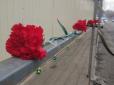 У Києві до місця будівництва, де школяра розчавило бетонними блоками, люди принесли квіти та свічки (фото)