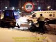 Влетіли в евакуатор: Авто поліції потрапило в серйозну ДТП в Києві (фото)
