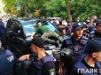 Під Верховною Радою автівка нардепа збила мітингувальника (фото, відео)