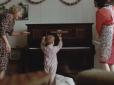 Зворушливий різдвяний ролик Елтона Джона став новим хітом інтернету (відео)