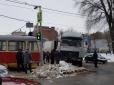 Вантажівка протаранила трамвай у самому центрі Дніпра (фото)