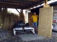 Екологічно і практично: Українець з очерету виробляє панелі для стін (фото)