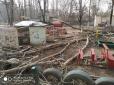 Негода лютує: В Одесі дерево впало на дитячий майданчик, чоловік дивом врятував дітей (фотофакт)