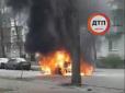 У Києві посеред дороги загорілася іномарка (відео)