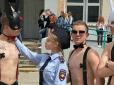 Директор вже звільнилась: У РФ випускники влаштували БДСМ-флешмоб на порозі школи (відео)
