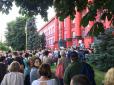 Біля Київського національного університету проходить акція протесту проти повернення Портнова (фото)