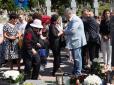 Порошенко у Львові вшанував пам’ять Василя Сліпака та дав клятву на його могилі (фото)
