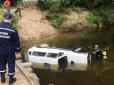 Водій загинув на місці: На Чернігівщині машина зірвалася з мосту у річку (фото)