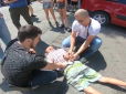 Злочин і кара: У центрі міста одесити повалили на землю злодія, який витягнув з дитячої коляски телефон (відео)
