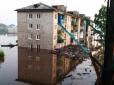 Хіти тижня. Вставання з колін: У Росії житель затопленої багатоповерхівки ловив рибу прямо з балкона (відео)