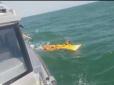 На Херсонщині водні поліцейські врятували дівчину, яку на матраці занесло вглиб моря (відео)