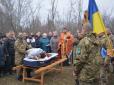 Спільне горе - боляче за Україну: У день похорону молодого бійця ООС на Київщині місцеві бізнесмени відмовились брати гроші з людей, хто прийшов віддати останню шану герою