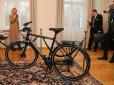 Тролінг вищого рівня: Зеленському  в Естонії подарували... велосипед (фото)