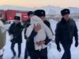 Знайшли на грудях у матері: На місці катастрофи літака в Казахстані поліцейський врятував немовля (відео)