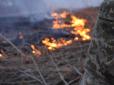 Пошкоджено український опорний пункт: Ворожий обстріл під Мар’їнкою спричинив велику пожежу