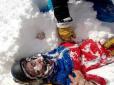 На гірськолижному курорті хлопець врятував життя дівчині, яка ледь не задихнулася під снігом (відео)