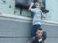 Хіти тижня. Шестеро без батька! Зворушливе фото дітей загиблого захисника України вразило мережу