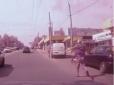 Небайдужі люди є: У Харкові чоловік зупинив коляску з дитиною, яка викотилася на дорогу (відео)