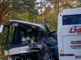 Багато постраждалих: Автобус з українцями потрапив у потрійну ДТП у Польщі (відео)