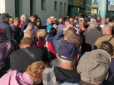 Українці масово рвонули в Європу: Журналіст показав величезний натовп на кордоні з Угорщиною (фото, відео)