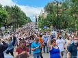 Російський бунт: Десятки тисяч людей знову вийшли на вулиці Хабаровська, протестуючи проти репресій режиму Путіна (відео)