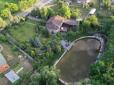 Власне озеро та гарний сад: Журналісти показали будинок глави СБУ під Києвом (відео)