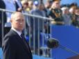 Мікрофони не сподобалися: Путін потрапив у комічну ситуацію, відкриваючи парад у Петербурзі (відео)