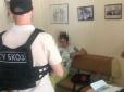 У Києві начальницю Служби у справах дітей та сім'ї затримали за торгівлю сиротами