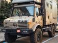 Видовище вражає: У Києві знайшли величезний будинок на колесах на базі вантажівки Mercedes (фото)