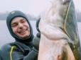 Перший зимовий трофей: У Дніпрі рибалка зловив 40-кілограмового сома (фото)