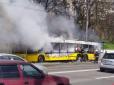 Жах пасажирів можна уявити: У Києві на ходу загорівся і повністю вигорів пасажирський автобус (відео)