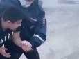 Постраждалий у дуже важкому стані: У РФ поліцейський випадково вистрілив у голову 19-річному хлопцеві (відео 16+)