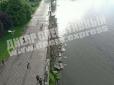 Косметичного ремонту буде недостатньо: У Дніпрі злива зруйнувала і змила у річку частину набережної (відео)