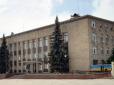 Підключилися навіть жінки: На Харківщині депутати побилися через перейменування шкіл (відео)