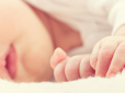 Це справжнє диво! У Сингапурі з лікарні виписали найменше немовля у світі. Під час народження воно важило 212 грамів