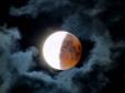 Повний місяць і місячне затемнення зійдуться в листопаді в один день: Астролог попередила про можливі небезпеки