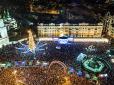 Цього року штучна: У Києві на Софійській площі зібрали головну новорічну ялинку України (фото)