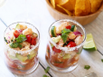 Ефектно, швидко і смачно: Рецепт яскравого салату з морепродуктів у склянках на святковий стіл
