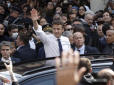 Підступи Ле Пен? Макрона закидали помідорами: охорона боронили президента Франції парасолями (відео)